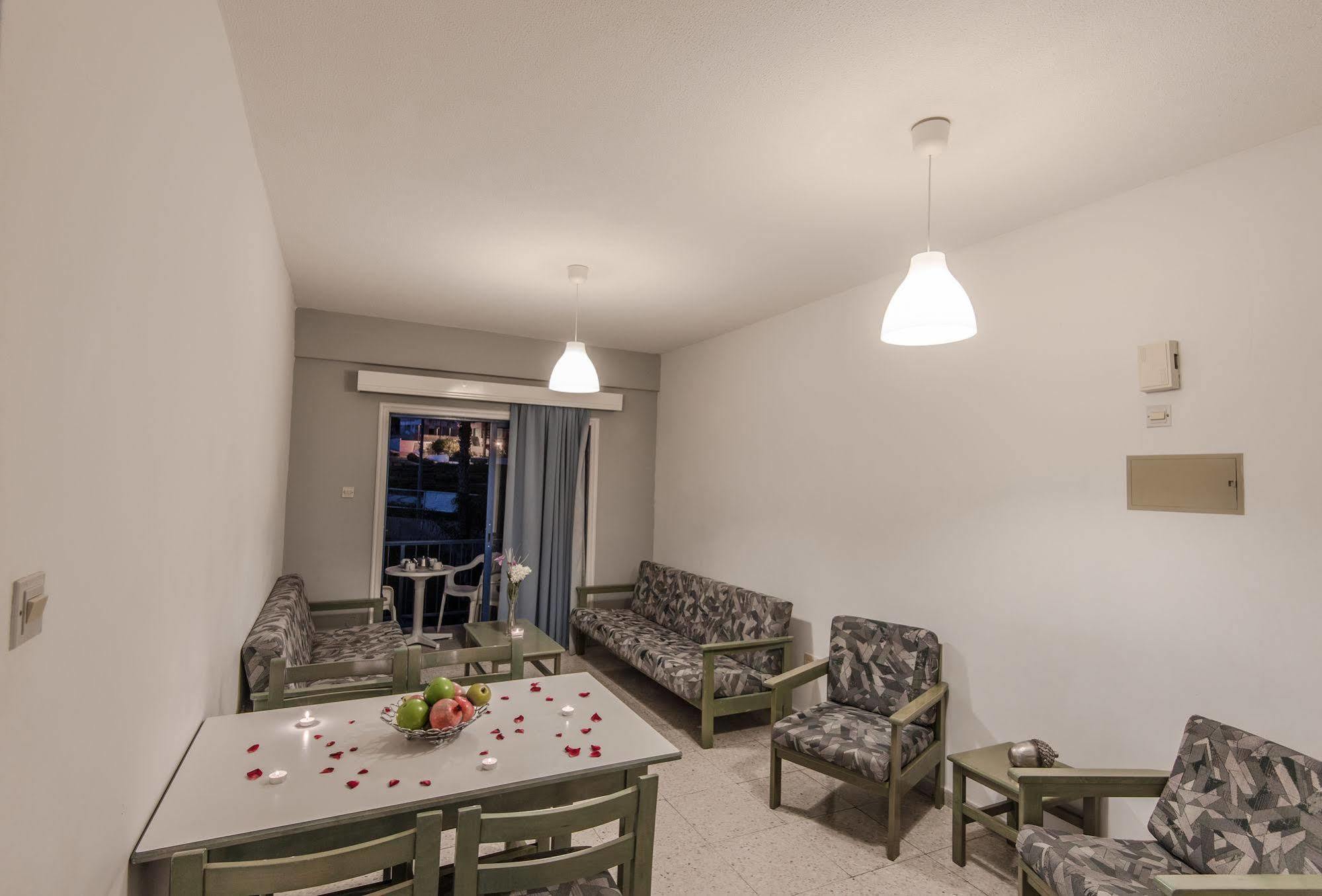 Cordelia Hotel Apartments アヤナパ エクステリア 写真
